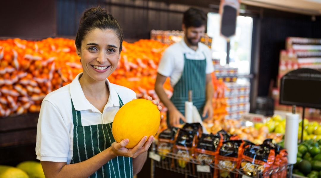 QND Multiservizi: raccolta frutta e verdura a Verona con manodopera qualificata
QND Multiservizi, con sede a Verona in Veneto, offre un servizio specializzato di raccolta frutta e verdura, pensato per supportare le aziende agricole in ogni fase della produzione. La nostra squadra è composta da manodopera esperta, affidabile e formata per garantire efficienza, rapidità e qualità nella selezione dei prodotti ortofrutticoli.
Lavoriamo in stretta sinergia con realtà agricole di ogni dimensione, dai piccoli produttori locali alle grandi aziende del settore, offrendo soluzioni su misura che si adattano alle diverse esigenze di raccolta. Ogni intervento è pianificato nel rispetto delle tempistiche stagionali, per valorizzare al meglio ogni singolo frutto o ortaggio.
QND Multiservizi opera con mezzi moderni e procedure organizzative consolidate, assicurando una gestione fluida e accurata del raccolto. Prestiamo particolare attenzione alla selezione e alla cura del prodotto, contribuendo a mantenere elevati standard qualitativi per la successiva fase di vendita o trasformazione.
Scegliere QND Multiservizi significa affidarsi a un partner serio e professionale, attento alla qualità e alle esigenze operative di ogni cliente. Offriamo un servizio che unisce competenza, flessibilità e passione per il lavoro agricolo, contribuendo attivamente allo sviluppo e al successo delle imprese agricole del territorio veronese.