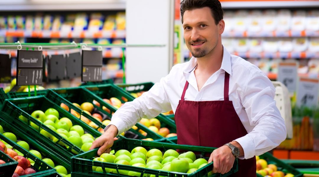 Lavori agricoli stagionali a Verona: QND Multiservizi è la risposta
Durante i mesi di raccolta, molte aziende agricole affrontano la sfida di reperire manodopera adeguata. QND Multiservizi risponde con personale formato, disponibile e operativo a Verona e nel Veneto.
Siamo specializzati in raccolta di frutta e verdura, offrendo soluzioni flessibili e calibrate sulle reali necessità del cliente.
La nostra squadra agisce con prontezza e cura, contribuendo a una raccolta ottimale che preserva la qualità del prodotto e semplifica le fasi successive della lavorazione.