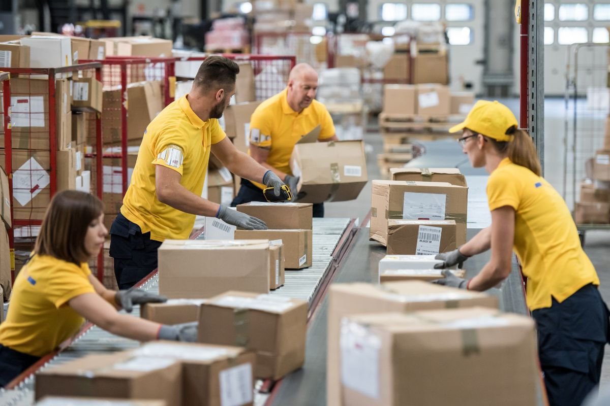 cernita-Etichettatura-qnd-service-verona-veneto-nord-italia Personale per confezionamento, imbustamento ed etichettatura Servizi veloci e professionali per la tua produzione QND Multiservizi mette a disposizione personale specializzato per servizi legati al confezionamento, imbustamento ed etichettatura di prodotti alimentari, cosmetici e industriali. Grazie alla nostra esperienza, garantiamo efficienza e precisione in ogni fase del lavoro. Operiamo con tempestività in tutta la provincia di Verona e nel Nord Italia. I nostri operatori sono selezionati con cura, automuniti e disponibili a trasferte brevi o continuative. Ogni intervento è organizzato per rispondere alle tempistiche e agli standard qualitativi richiesti dall’azienda cliente. Con QND Multiservizi, hai un team su cui contare nei momenti di maggiore necessità produttiva, anche per lavorazioni stagionali o picchi di attività.