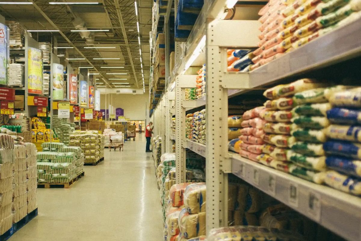 logistica-movimento-merci-verona-qnd-servizi Servizi per la logistica e l’industria: il supporto che cercavi QND Multiservice, il tuo partner operativo in Veneto e Nord Italia La gestione della logistica e dei processi produttivi richiede personale specializzato, affidabile e pronto a operare con efficienza. QND Multiservice offre servizi personalizzati alle aziende, mettendo a disposizione addetti alla movimentazione merci, facchini, etichettatori e operatori per la produzione. Con sede a Verona, la nostra cooperativa è attiva in tutto il Nord Italia, garantendo interventi rapidi, professionali e su misura. Ogni collaboratore è selezionato per la sua voglia di lavorare, la puntualità e l’affidabilità. Affidarsi a QND significa semplificare l’organizzazione interna, ottimizzare i tempi e garantire la continuità produttiva con personale formato e motivato.