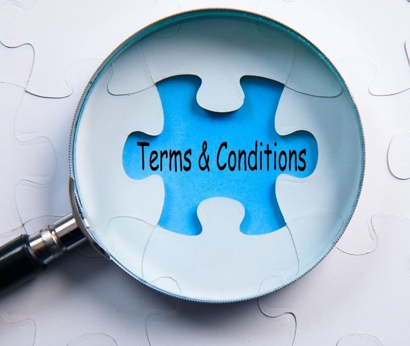 Termini e condizioni: la base legale per ogni servizio online I termini e condizioni rappresentano il contratto tra il fornitore di un servizio e l’utente che lo utilizza. Si tratta di un documento essenziale per ogni sito web, piattaforma o e-commerce, perché definisce le regole d’uso, i diritti e gli obblighi delle parti coinvolte. Tra i contenuti fondamentali troviamo: modalità di registrazione, uso consentito del sito, gestione degli ordini, pagamenti, diritto di recesso, limitazioni di responsabilità e risoluzione delle controversie. Disporre di termini e condizioni ben redatti, aggiornati e facilmente consultabili tutela legalmente il titolare del sito e garantisce trasparenza verso l’utente. È buona prassi inserirli in modo visibile, ad esempio nel footer del sito, e richiedere l’accettazione esplicita da parte dell’utente prima della conferma di un ordine o della registrazione.